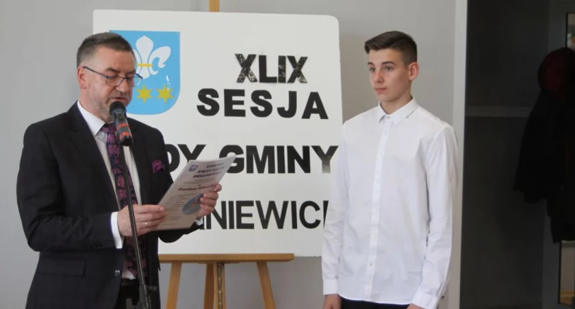 Na zdjęciu Krystian Milczarek odbiera nagrodę za wybitne osiągnięcia sportowe od wójta gminy Domaniewice Pawła Kwiatkowskiego w 2023 roku
