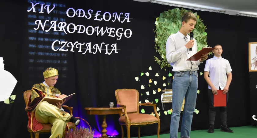 Narodowe Czytanie w Kiernozi. Jan Kochanowski zabrzmiał w murach MOS (foto,film)