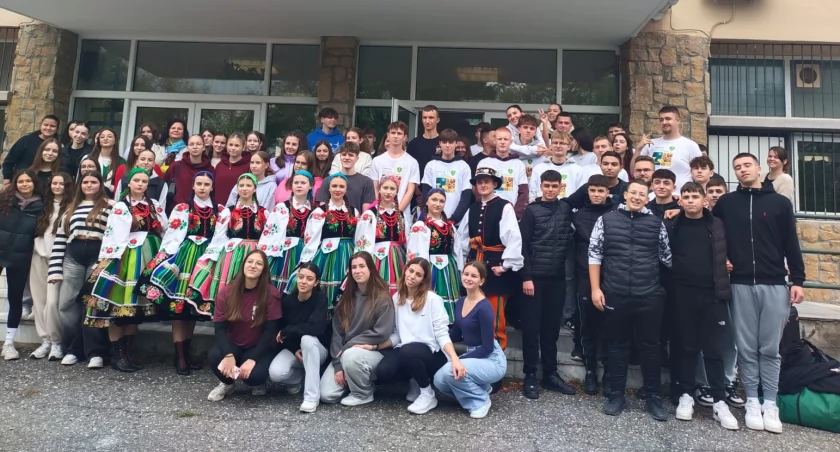 Przez 12 dni widoczni na zdjęciu uczniowie Zespołu Szkół Ponadpodstawowych nr 2 CKZ w Łowiczu (na Blichu) uczyli się ramię w ramię z rówieśnikami spod Olimpu, ćwicząc język, ucząc się technologii i dialogu kultur.