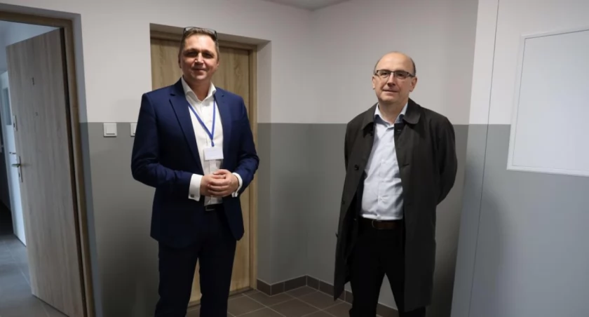 Na zdjęciu burmistrz Mariusz Siewiera i były już dyrektor Zakładu Gospodarki Mieszkaniowej Mirosław Janicki