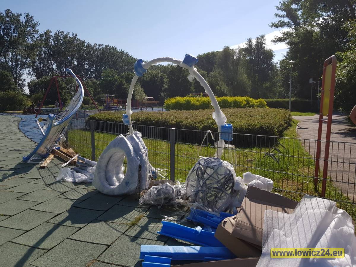  | Zdjęcie dotyczy Rozpoczęła się modernizacja placu zabaw na Błoniach (FOTO i VIDEO) zostało dodane przez Portal lowicz24.eu - w dniu 2020-06-16 id nr: 4189