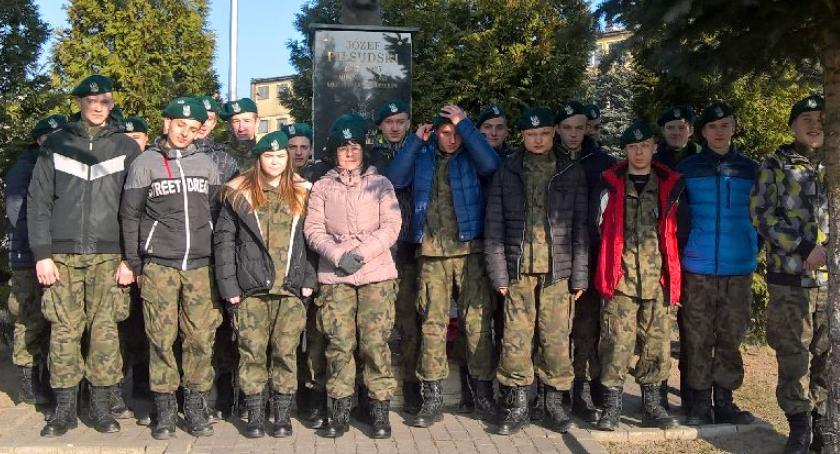UCZNIOWIE KLASY MUNDUROWEJ z ZSP NR 1 POZNAWALI SIEDZIBĘ I BATALIONU KAWALERII POWIETRZNEJ W LEŹNICY WIELKIEJ