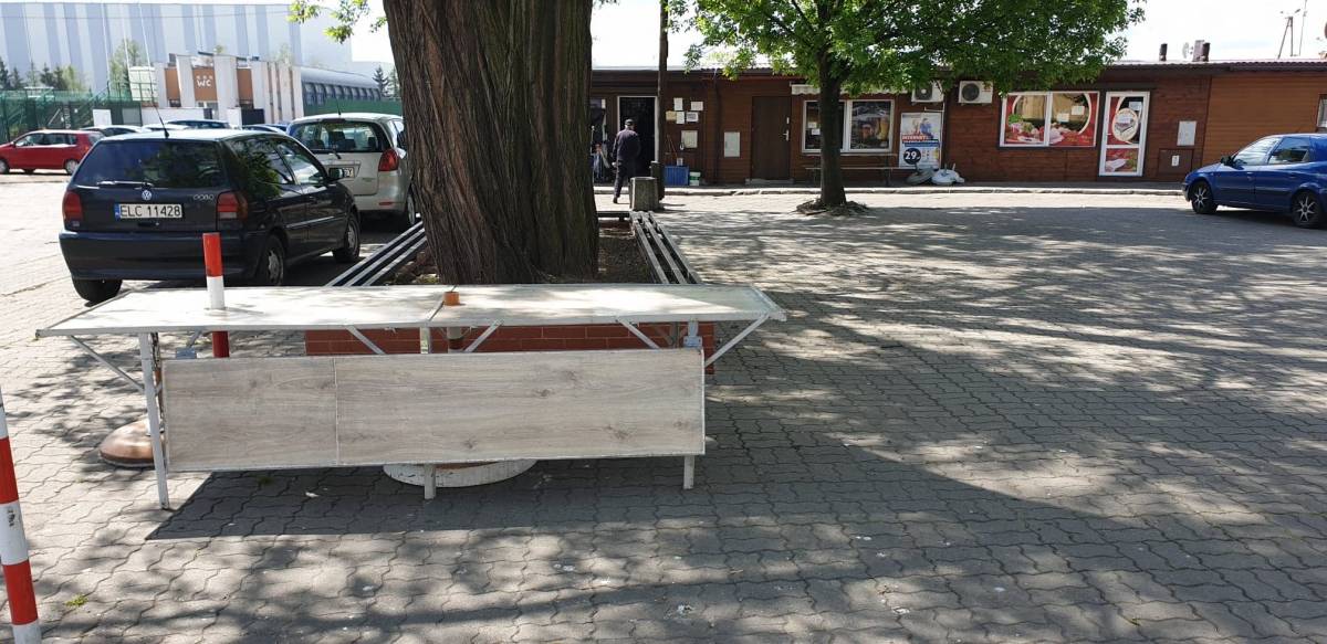  | Zdjęcie dotyczy Zakaz handlu na kostce przy przy miejskim targowisku. Ale świeże truskawki kupimy tu codziennie zostało dodane przez Portal lowicz24.eu - w 