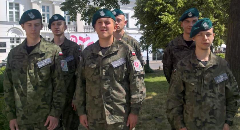 DELEGACJA ZSP NR 1W ŁOWICZU NA UROCZYSTOŚCI NADANIA SZTANDARU 37 SOCHACZEWSKIEMU DYWIZJONOWI RAKIETOWEMU