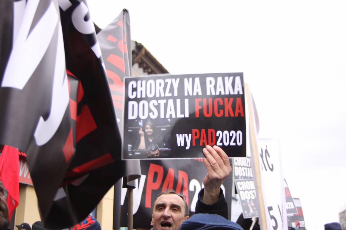  | Zdjęcie dotyczy Prezydent Andrzej Duda w Łowiczu. Przemówienie na Nowym Rynku, pączki i okrzyki przeciwników (ZDJĘCIA, VIDEO) zostało dodane przez Portal