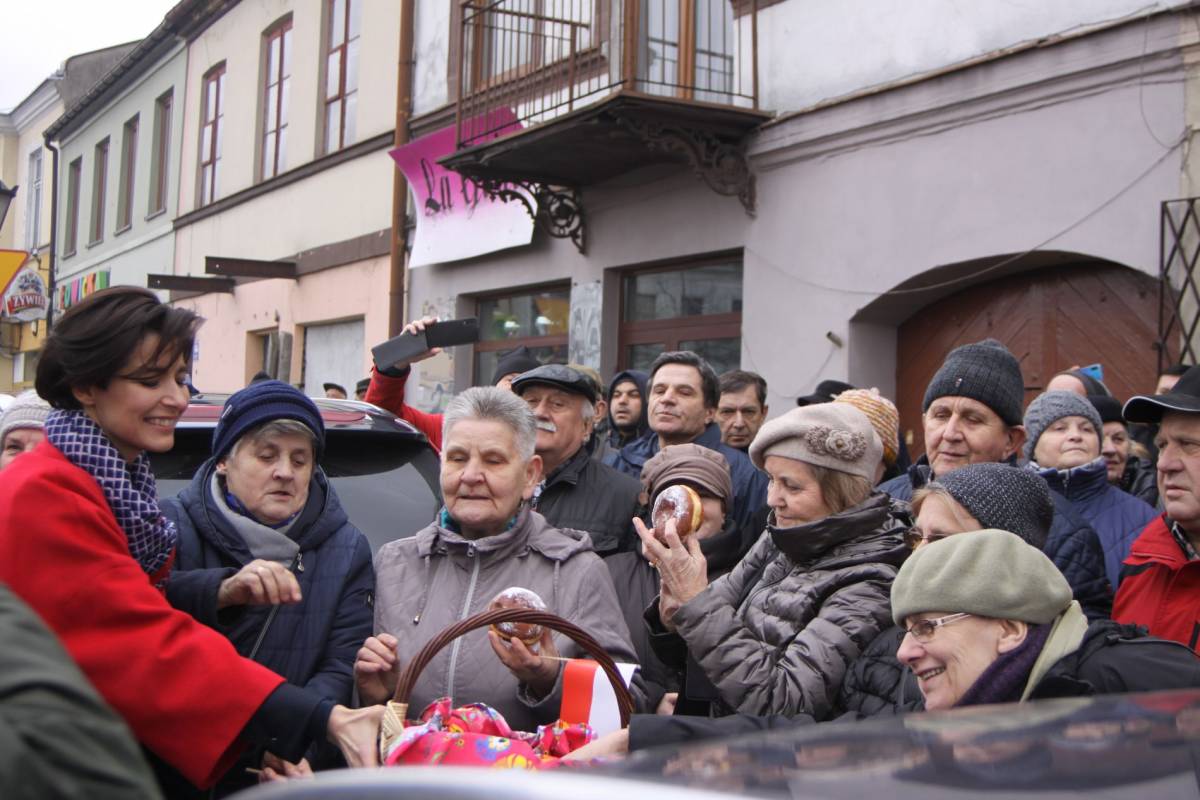  | Zdjęcie dotyczy Prezydent Andrzej Duda w Łowiczu. Przemówienie na Nowym Rynku, pączki i okrzyki przeciwników (ZDJĘCIA, VIDEO) zostało dodane przez Portal