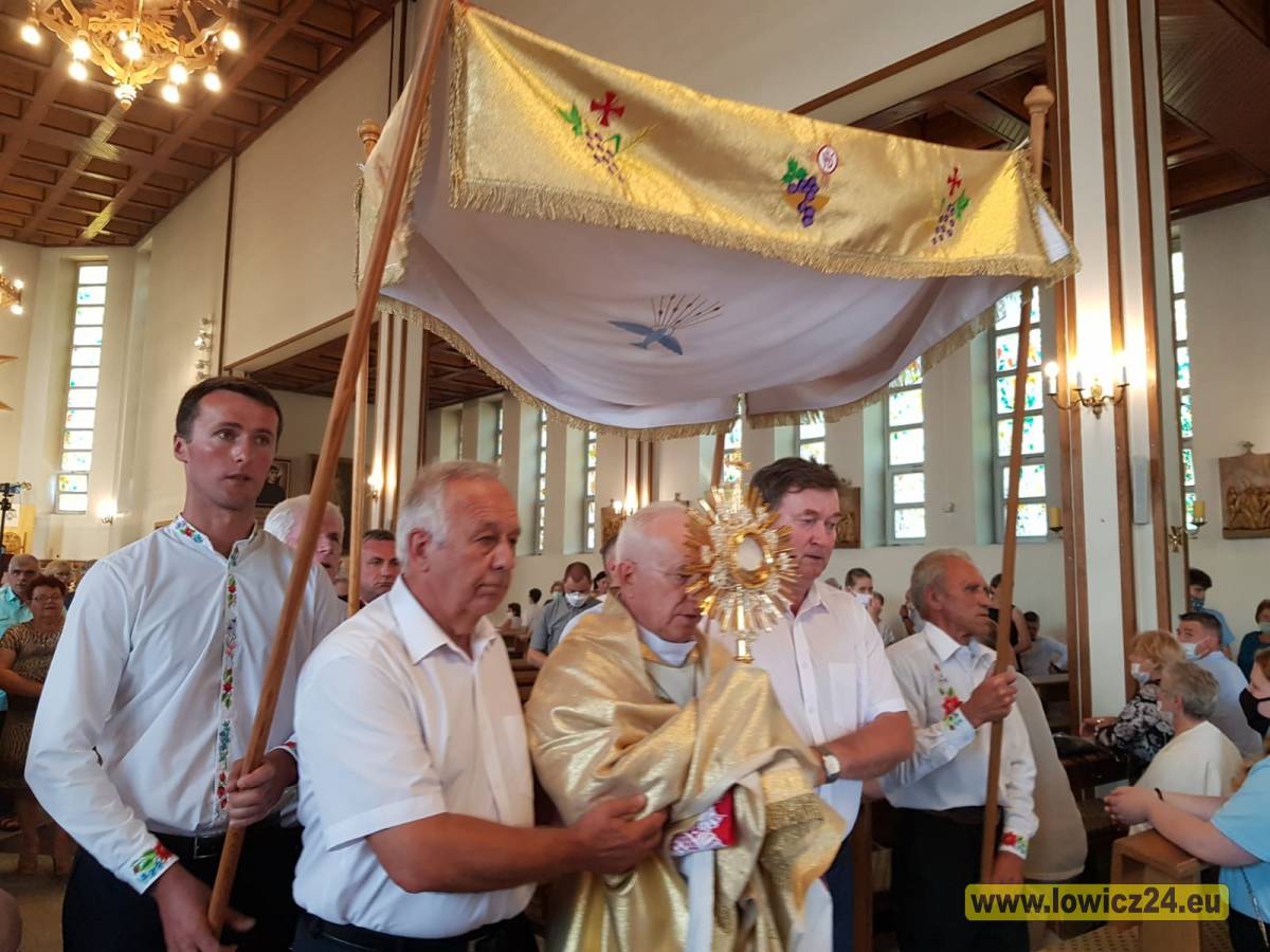  | Zdjęcie dotyczy Odpust na Korabce z okazji 20. urodzin parafii. Pożegnanie proboszcza Adama Domańskiego zostało dodane przez Portal lowicz24.eu - w dniu 202