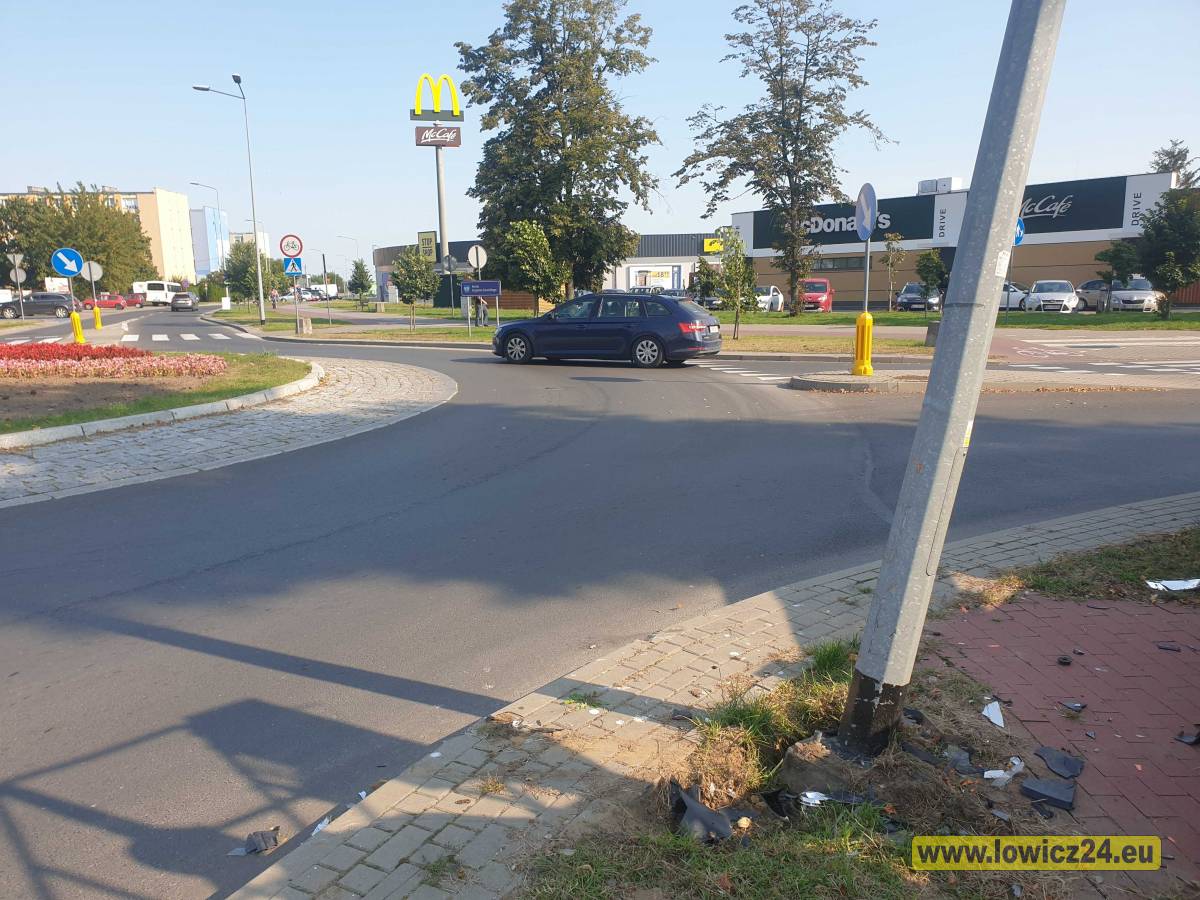  | Zdjęcie dotyczy Uszkodzony słup oświetleniowy na Rondzie Księstwa Łowickiego zostało dodane przez Portal lowicz24.eu - w dniu 2020-09-14 id nr: 4327144 | 