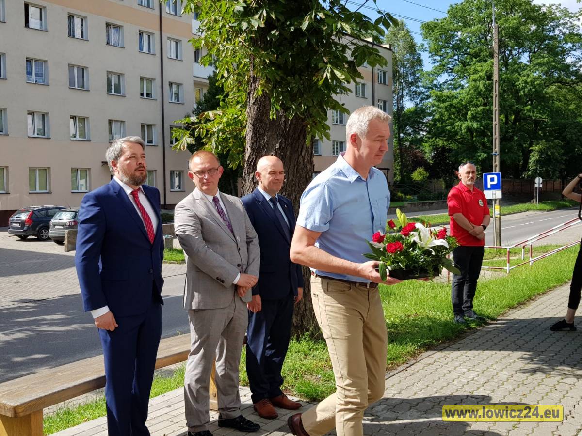  | Zdjęcie dotyczy Uroczystość pod pomnikiem Władysława Grabskiego w Łowiczu zostało dodane przez Portal lowicz24.eu - w dniu 2020-06-27 id nr: 4202400 | 