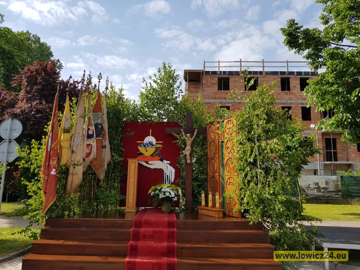  | Zdjęcie dotyczy Boże Ciało w Łowiczu. Cztery ołtarze już czekają (Foto) zostało dodane przez Portal lowicz24.eu - w dniu 2021-06-03 id nr: 4570987 | 