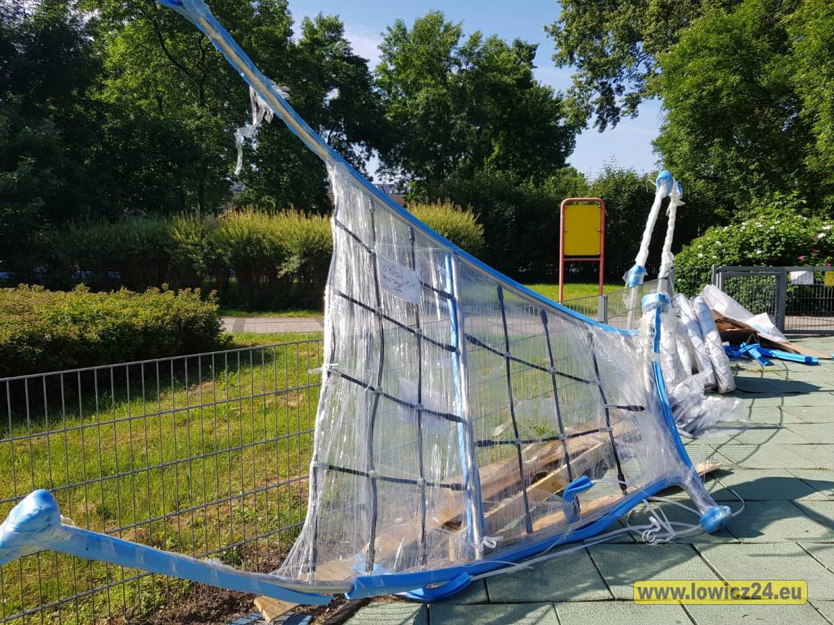 | Zdjęcie dotyczy Rozpoczęła się modernizacja placu zabaw na Błoniach (FOTO i VIDEO) zostało dodane przez Portal lowicz24.eu - w dniu 2020-06-16 id nr: 4189
