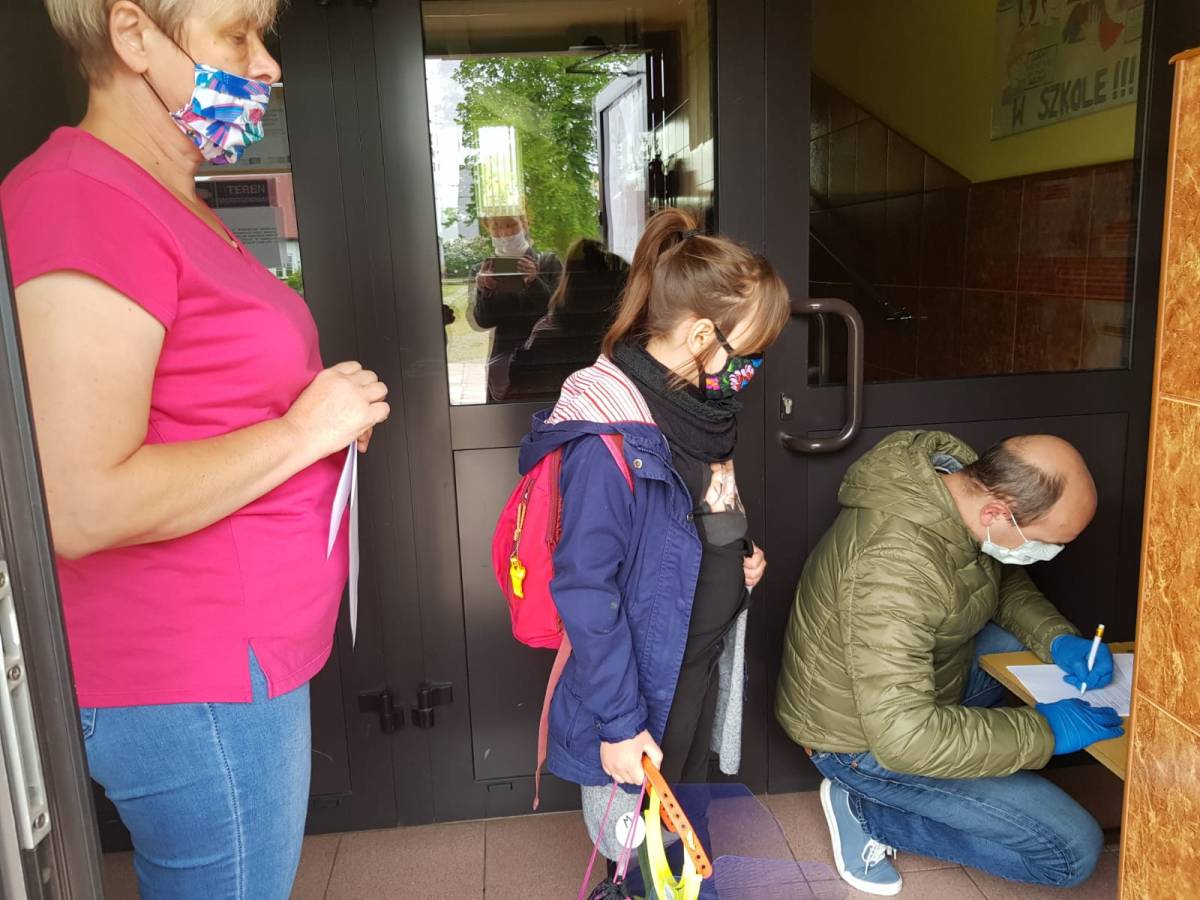  | Zdjęcie dotyczy W Łowiczu ruszyły szkoły. Pierwszy dzień w szkole uczniów SP2 zostało dodane przez Portal lowicz24.eu - w dniu 2020-05-25 id nr: 4167992 