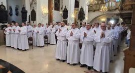 Zdjęcie dotyczy: Promocja szafarzy nadzwyczajnych w łowickiej katedrze (foto)