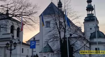 2. rocznica wybuchu wojny w Ukrainie. Przed ratuszem zawisła niebiesko-żółta flaga
