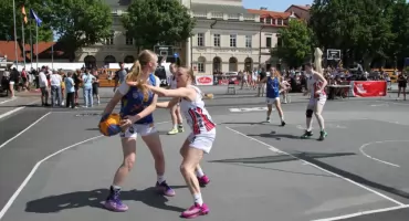 Łowicz. Trwają Młodzieżowe Mistrzostwa Polski w koszykówce 3x3 (foto, film)