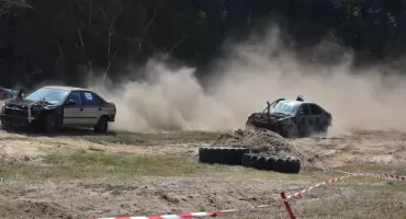 Wrak Race pełen emocji – ścigają się, tańczą i latają śmigłowcem (foto,film)