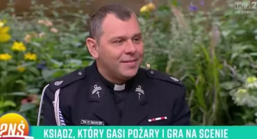 Ksiądz Roman Sękalski w studiu „Pytanie na śniadanie” (film)