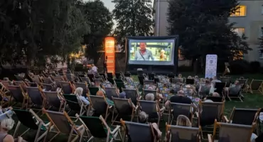 Integracyjne kino pod chmurką na osiedlu Dąbrowskiego już w piątek