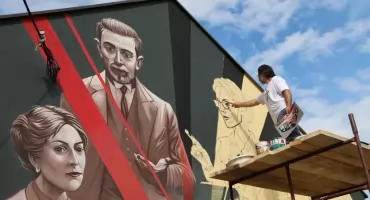 Tyber maluje mural pod Łowiczem. Grafika upamiętni ważną rocznicę dla polskiej oświaty (foto, film)