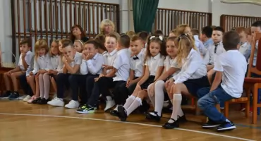 Inauguracja roku szkolnego w łowickiej „Czwórce” pełna radości i symboli (foto,film)