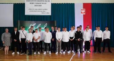 Uczniowie ZSP nr 2 CKZ w Łowiczu rozpoczęli nowy rok szkolny (foto, film)
