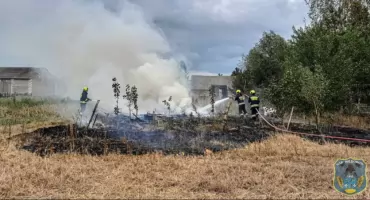 Nieborów. Strażacy gasili pożar trawy