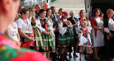 Powiatowo-gminne dożynki. Występy Blichowiaków, uczniów szkoły w Wygodzie i sióstr Ciesielskich (foto, film)