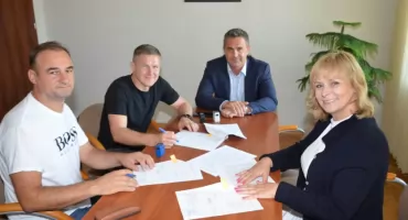 Umowa podpisana. W Chąśnie odbędzie się Wojewódzki Turniej Piłki Nożnej dla dzieci (foto)