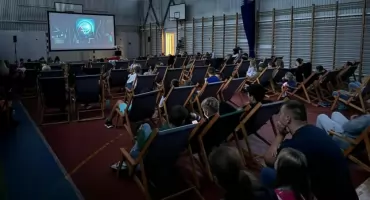 Kino pod chmurką na Bratkowicach. Familijny seans z darmowym popcornem