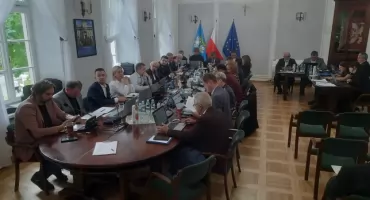 Łowicz. Podwyżki podatków (na razie) nie będzie. W tle dyskusja o... wydatkach na koncert Mr. Polska