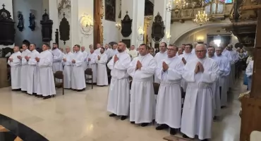 Promocja szafarzy nadzwyczajnych w łowickiej katedrze (foto)