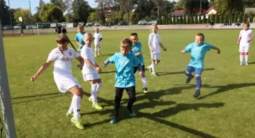 Sportowy piknik w Domaniewicach wspiera leczenie Kuby i Adasia Strugińskich (foto)