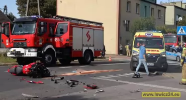 Groźny wypadek w Łyszkowicach! Motocyklista ranny po zderzeniu z samochodem (foto)