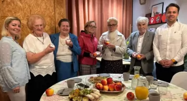 „Kawa z Seniorem” w Łowiczu – dużo śmiechu, wspomnień i życiowych rad (foto)
