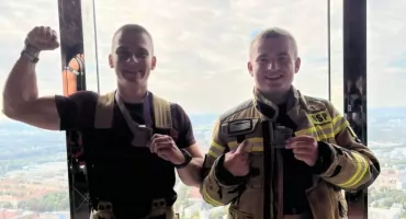 Druhowie z Dzierzgowa zdobyli Sky Tower. 49 pięter w pełnym umundurowaniu!