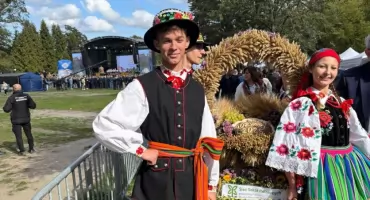 Młodzież ze Zduńskiej Dąbrowy w korowodzie dożynkowym w Spale (foto)