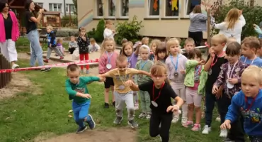 „Przedszkolako Megeddon”. Sportowa zabawa dla najmłodszych „Pod Tęczą” (foto)