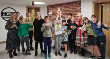 Kiernozia. Anna Staniszewska uczy młodzież tajników łowickiego rękodzieła (foto)