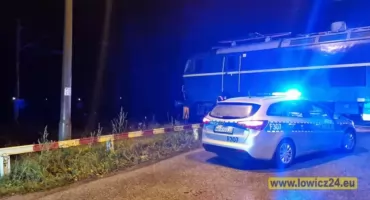 Wjechał na tory wprost pod pociąg! Chwile grozy na przejeździe kolejowym w gminie Nieborów! 