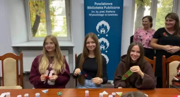 Młodzież poznaje ginące zawody. Warsztaty hafciarskie z Agnieszką Sałudą (foto)