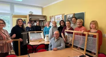 Spotkania z artystą w łowickiej szkole uczącej rękodzieła i tradycji ludowych (foto)
