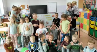Wiersze, które łączą pokolenia. Pierwsze spotkanie seniorów i przedszkolaków w SP im. Janusza Korczaka w Popowie (foto)