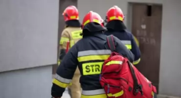 Zbyta mała obsada karetki! Strażacy pomagali ratownikom w walce o życie kobiety