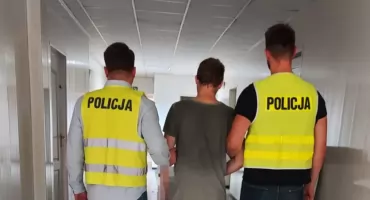 Policjanci zatrzymali internetowego oszusta. 34-latek usłyszał ponad 60 zarzutów