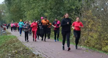 Różowy parkrun w Łowiczu. Połączyli aktywność fizyczną z ważnym przesłaniem (foto)