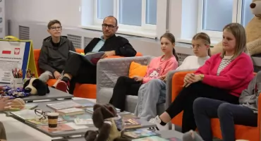 Spotkanie Klubu Czytających Rodzin w Łowiczu. Dzieci i dorośli poznali niezwykłego psa (foto)