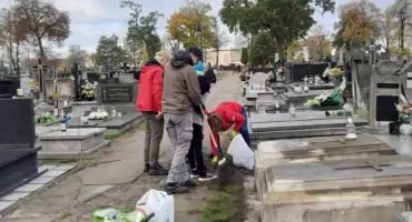 Członkowie Koła Przewodników uprzątnęli nagrobki zasłużonych dla Łowicza (foto)