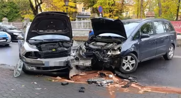 Łowicz. Poranna kolizja na Mostowej. Wśród uczestników kobieta w ciąży (foto) [AKTUALIZACJA]