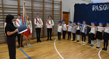 Łowicka „Czwórka” powitała nowych uczniów. Pierwszoklasiści złożyli ślubowanie (foto,film)