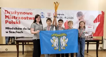 Brązowy medal UKS Jedynka w Karpaczu! Młodzi szachiści zapisują się w historii klubu (foto)
